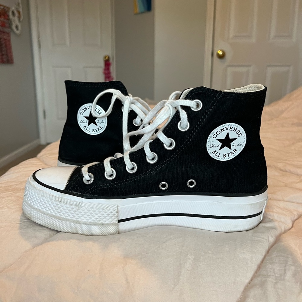 BLACK PLATFORM CHUCK TAYLOR CONVERSE SIZE 6 (WORN TWICE)